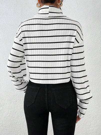Modernes und schickes Damen Shirt mit minimalistischem Design.
