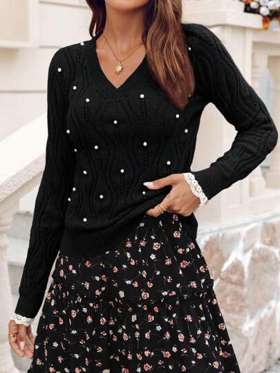 Aphrodite™ V-Ausschnitt Pullover mit femininen Spitzenbesatz.
