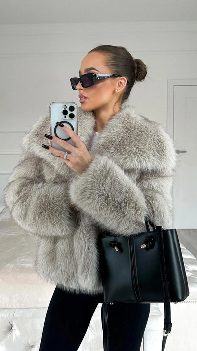 Luxuriöse Kunstpelzjacke mit schickem Design.

