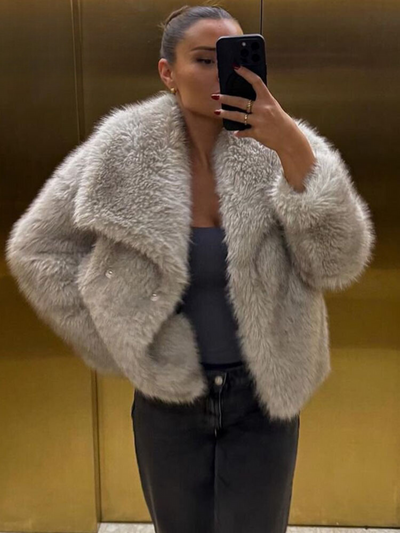 Elegante Pelzjacke mit maßgeschneiderter Silhouette.
