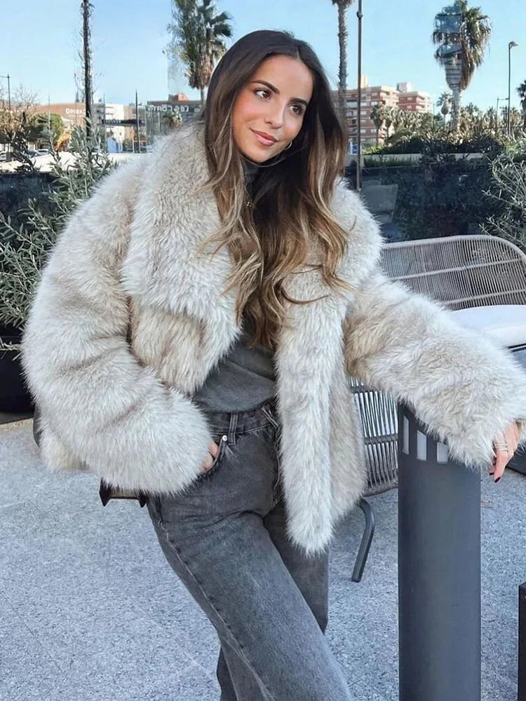 Moderne Pelzjacke mit zeitlosem Charme.
