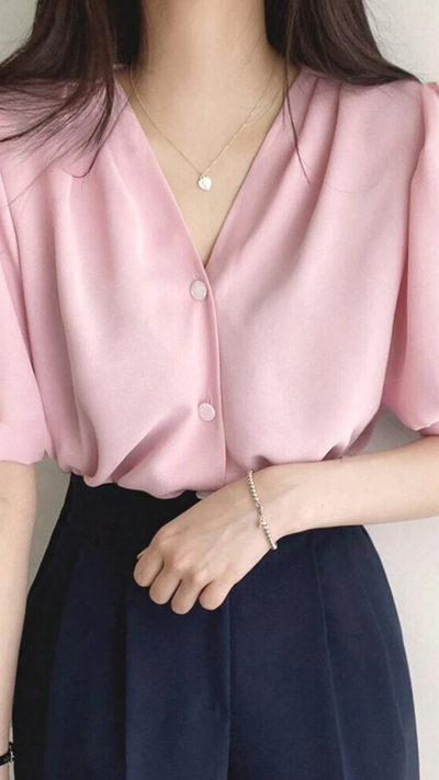 Zeitlose Knopfbluse für Damen.