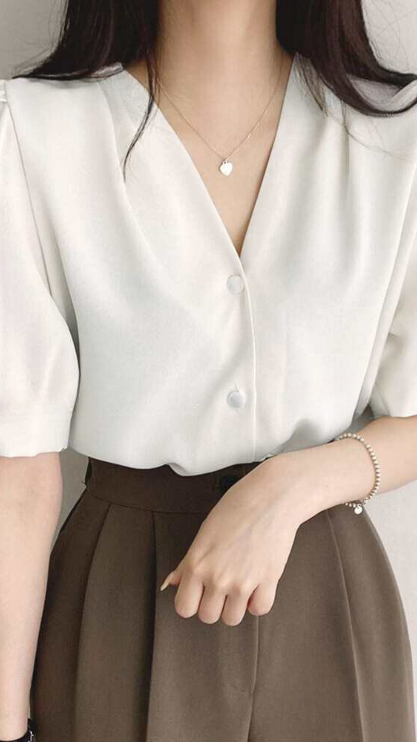 Klassische Knopfbluse für Damen.