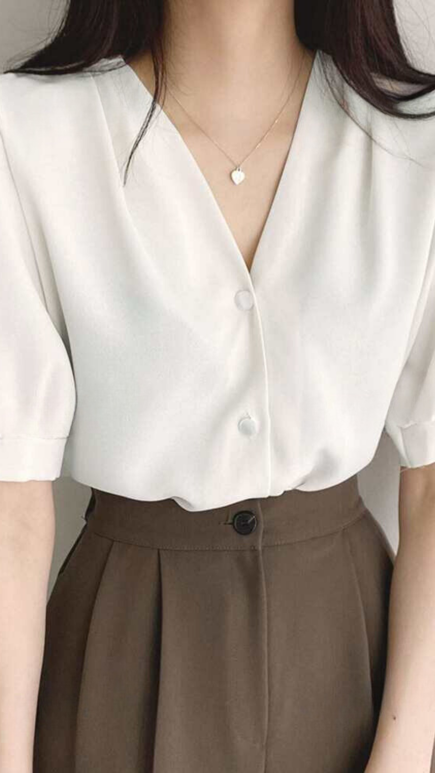 Zeitlose Sommerbluse für Damen.
