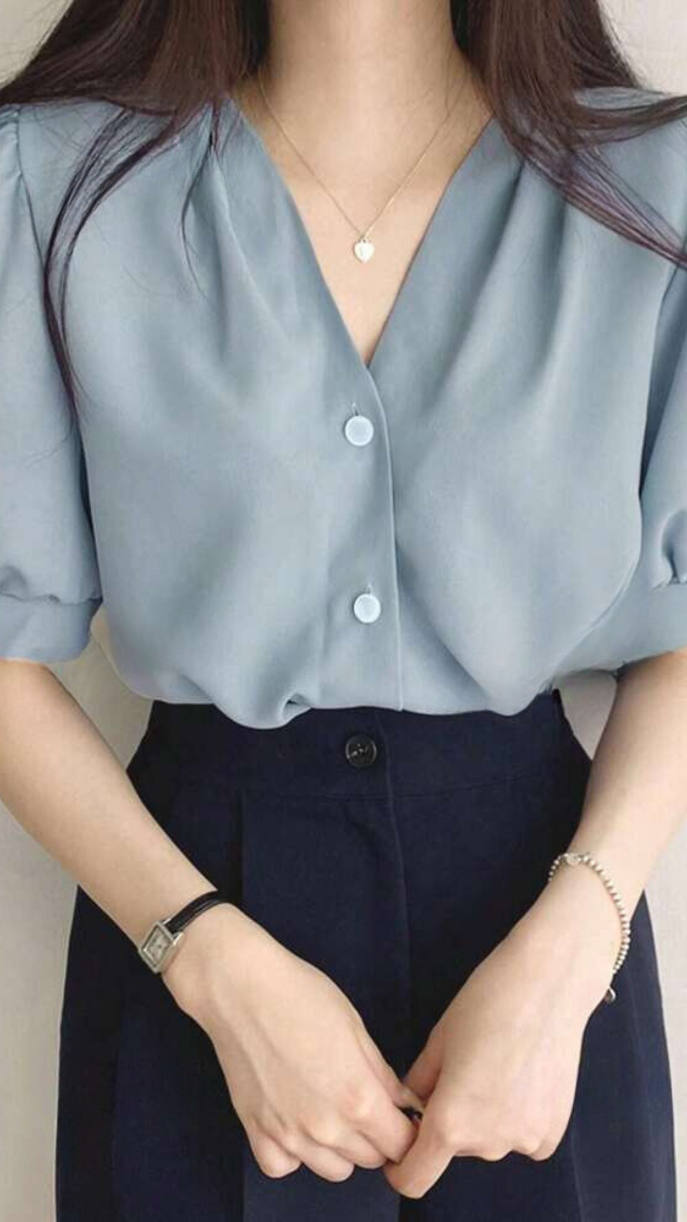 Aphrodite™ zeitlose Knopfbluse.