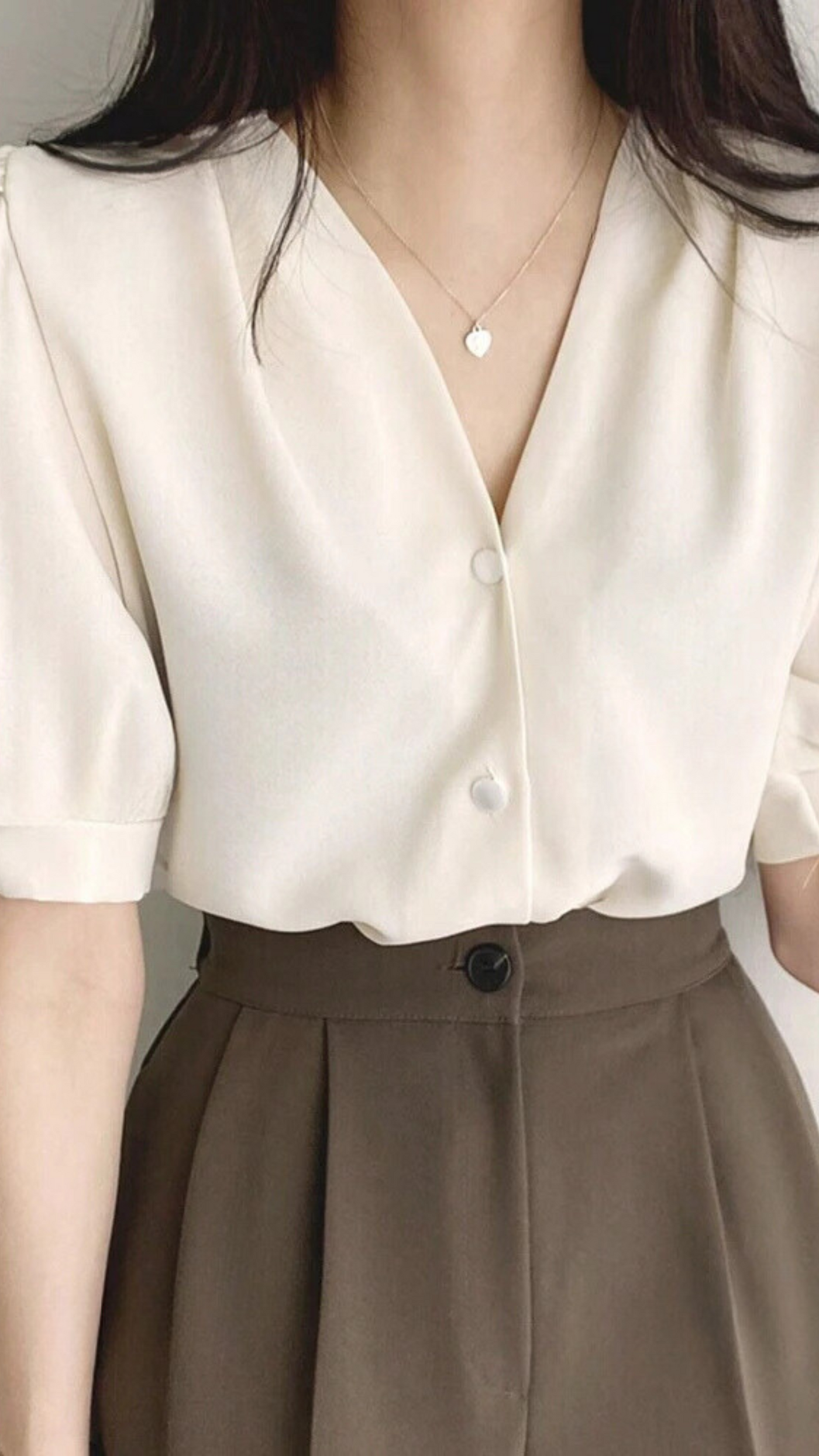 Zeitlose Damenbluse mit Knopfdesign.