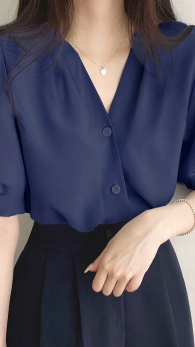 Raffinierte Damenbluse mit Puffärmeln.