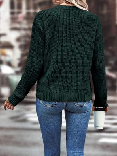 Figurschmeichelnder und modischer Pointelle Strickpullover von Aphrodite™.
