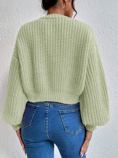 Schwarzer Cardigan mit modernem Schnitt.