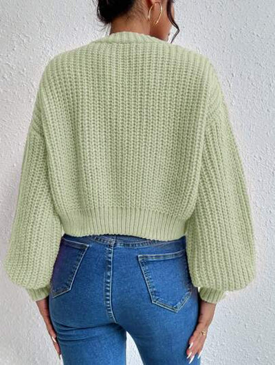 Schwarzer Cardigan mit modernem Schnitt.