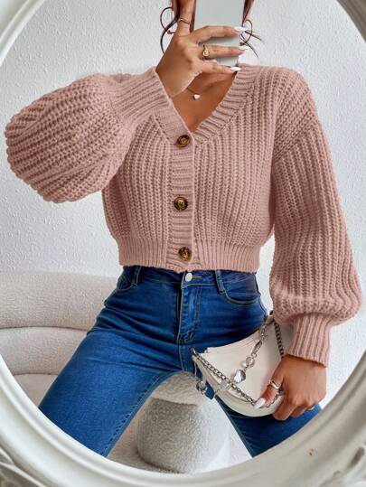 Femininer Strick-Cardigan mit schickem Knopfdetail.