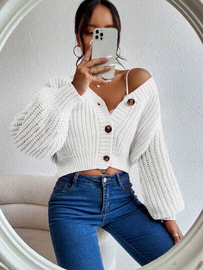 Femininer Cardigan mit schmeichelhaftem V-Ausschnitt.