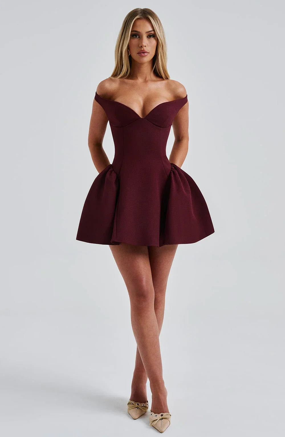 Aphrodite™ elegantes Blumen-Minikleid mit zeitlosen Mustern.

