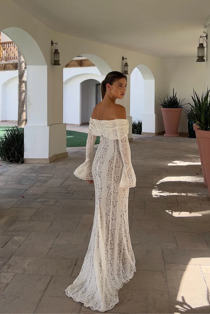 Zeitloses Design Spitzen-Maxikleid von Aphrodite™.
