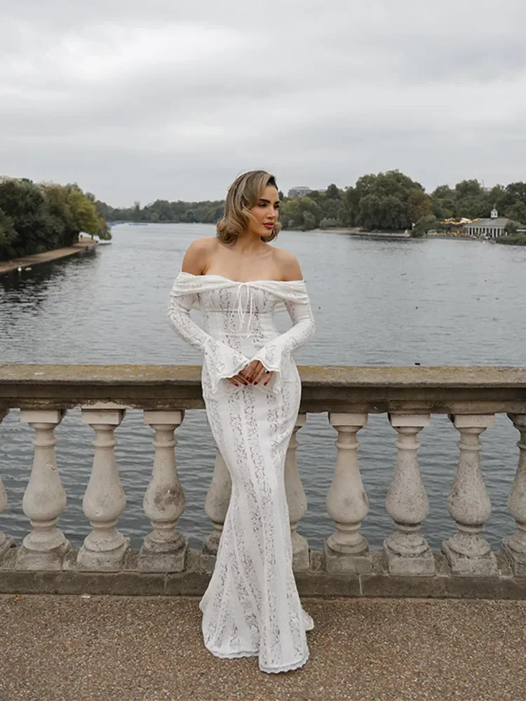 Schmeichelhafte Silhouette Spitzen-Maxikleid von Aphrodite™.
