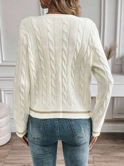 Elegante Damenstrickjacke mit Knöpfen.