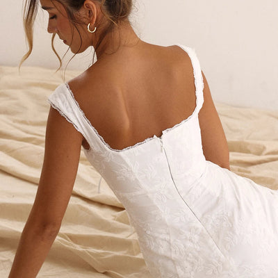 Atmungsaktives und vielseitiges weißes Minikleid für jeden Anlass.
