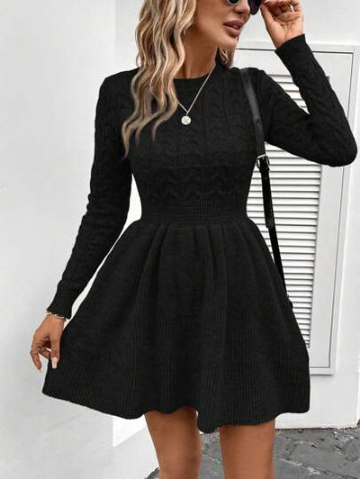 Zeitloses Strickkleid für mühelose Eleganz.
