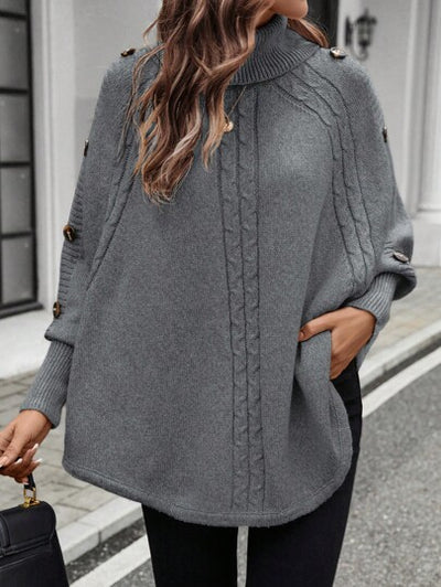 Moderner hochgeschlossener Pullover mit stilvoller Asymmetrie.
