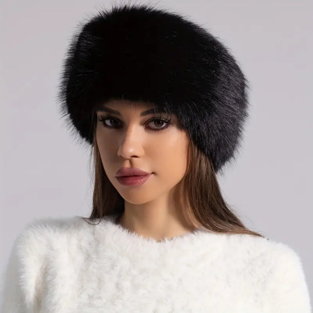Leichter und stilvoller Kunstfellhut für Winteroutfits.
