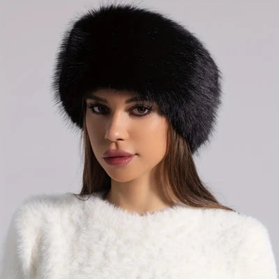 Leichter und stilvoller Kunstfellhut für Winteroutfits.
