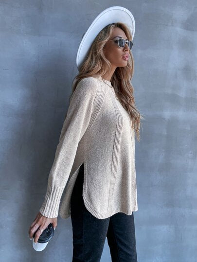 Aphrodite™ Mock Neck Sweater mit stilvollem Schlitzsaum-Design.
