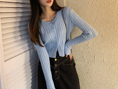 Modischer cropped Pullover, perfekt zum Layering, von Aphrodite™.
