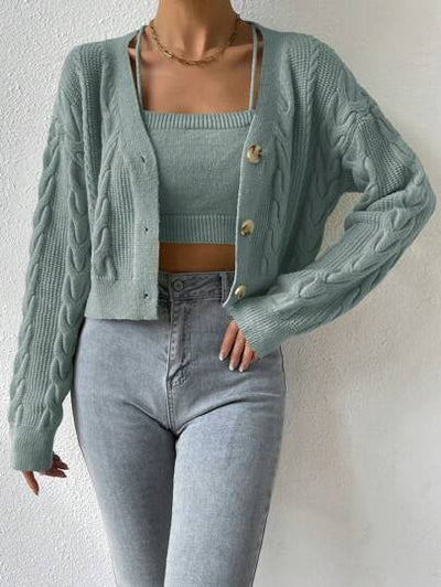 Cropped Strickjacke mit klassischem Zopfmuster
