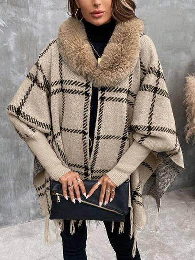 Gemütliche Plaid-Strickjacke mit flauschigem Besatz und Fransenabschluss.
