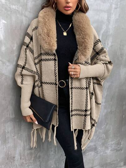 Trendige Damenstrickjacke mit Fransenabschluss.
