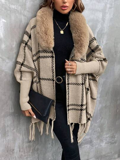 Trendige Damenstrickjacke mit Fransenabschluss.
