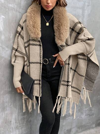 Warme flauschige Strickjacke mit Plaid-Design für den Herbst.
