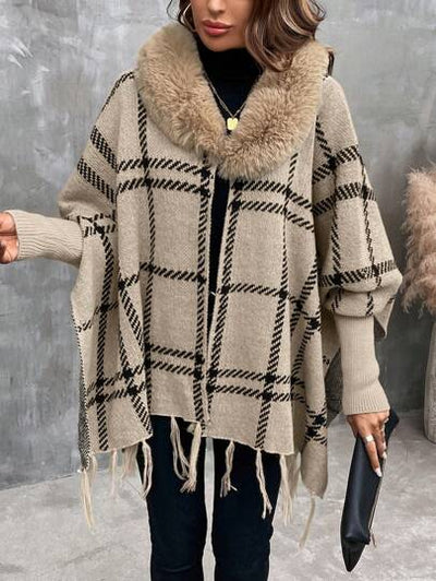 Elegante Strickjacke mit Fransenabschluss und flauschigem Besatz.
