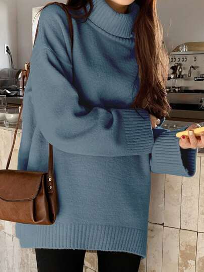 Zeitloser Rollkragenpullover im lässigen Schnitt für mühelose Eleganz.
