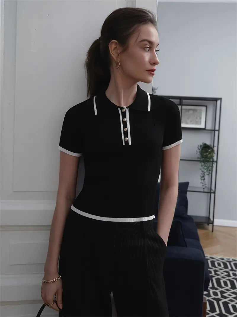 Weiche und dehnbare Kurzarm-Strickbluse von Aphrodite™.
