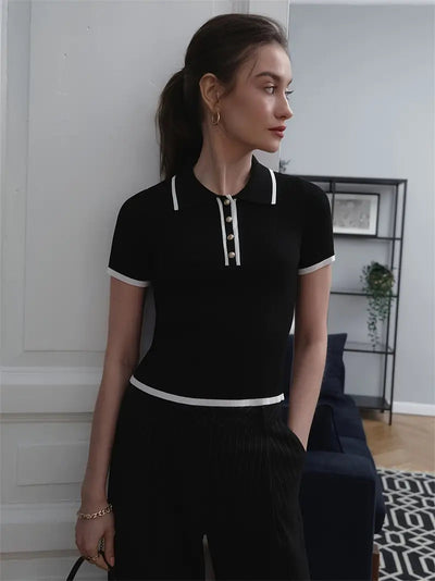 Weiche und dehnbare Kurzarm-Strickbluse von Aphrodite™.
