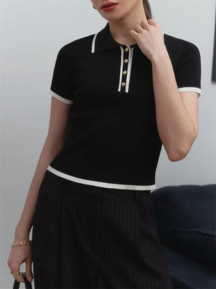Elegantes Basic—Kurzarm-Strickbluse von Aphrodite™.
