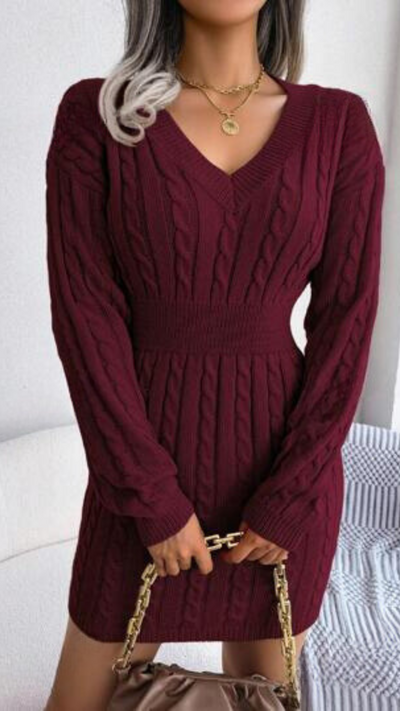 Elegantes Zopfstrickkleid für stilvollen Komfort.
