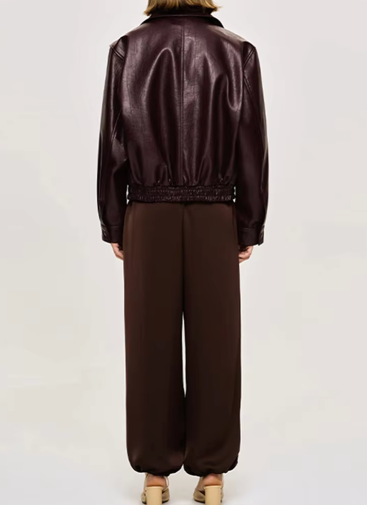 Robuste und stilvolle Lederjacke für Damen und Herren.
