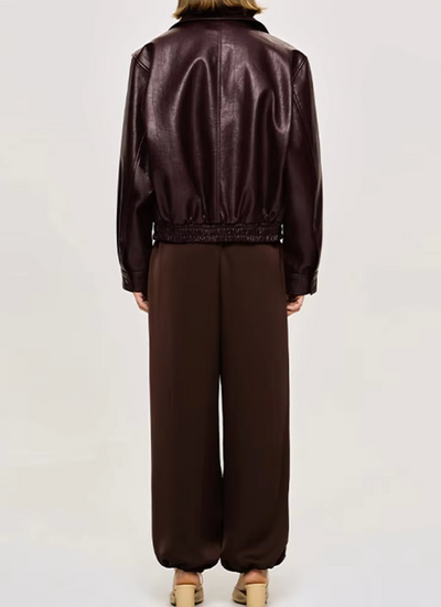 Robuste und stilvolle Lederjacke für Damen und Herren.
